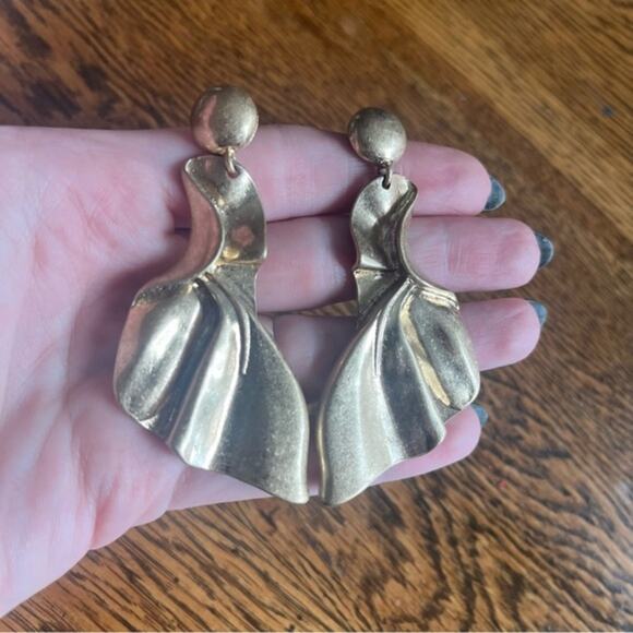 Vintage 80s HUGE XL Gold Tone Maximalist Runway Fan Shaped Stage Earrings C3 - Picture 1 of 7